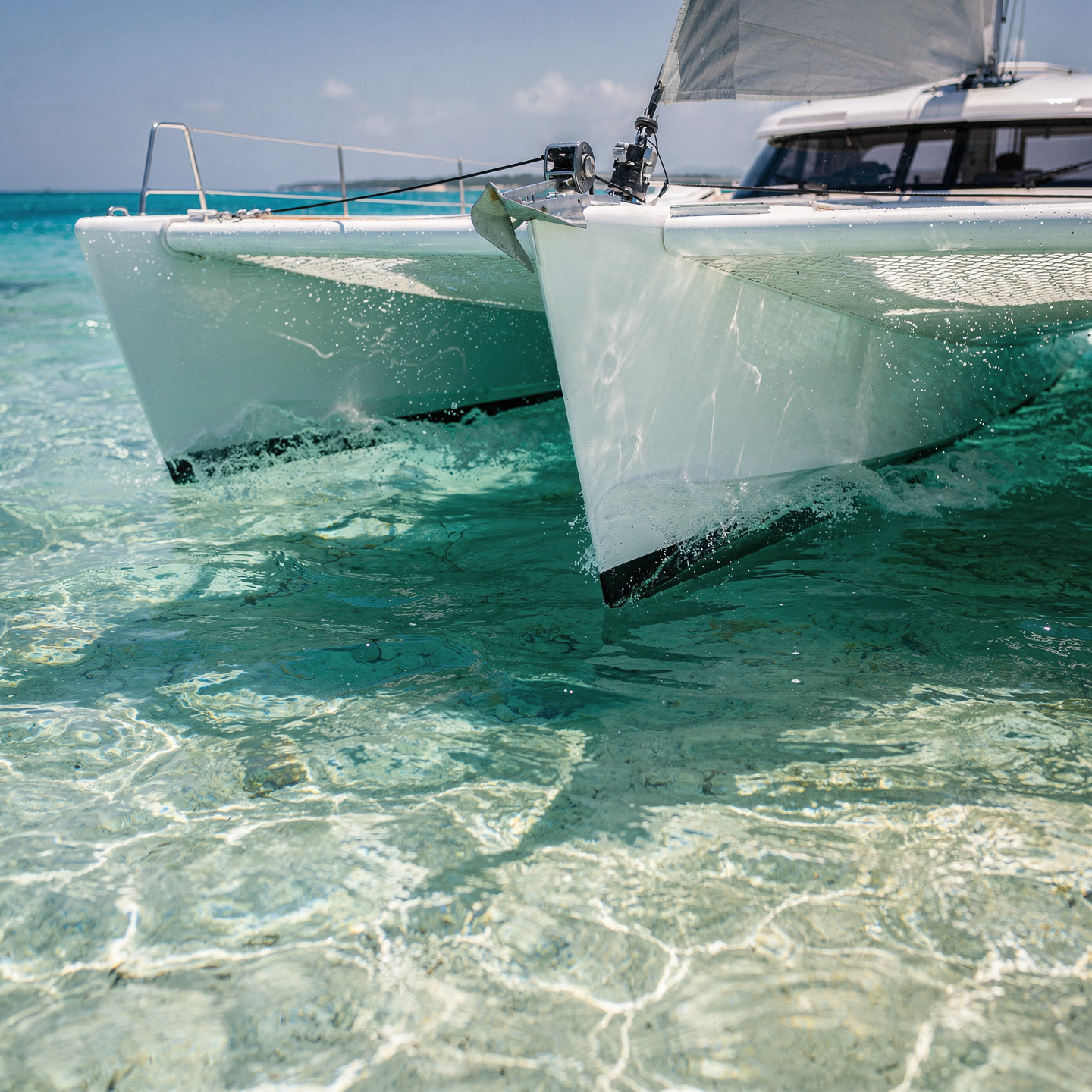 Coque de catamaran dans une eau cristalline